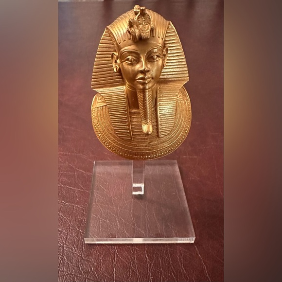 Gold plated King Tut mask pendant on plexiglass stand, 1976, Vintage - Picture 2 of 7